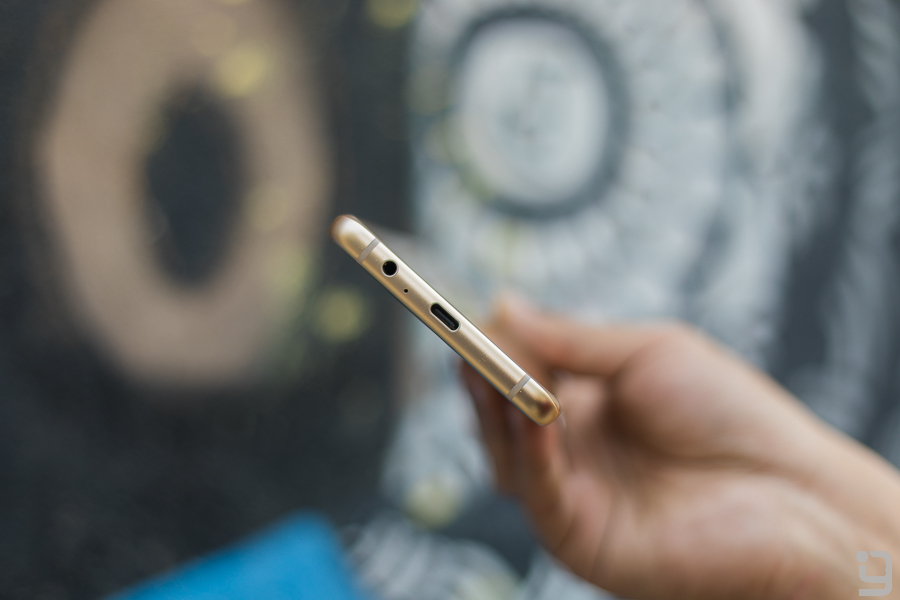 Galaxy A8+ Connectivity USB C Speaker