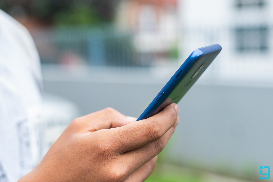 samsung galaxy j8 review build