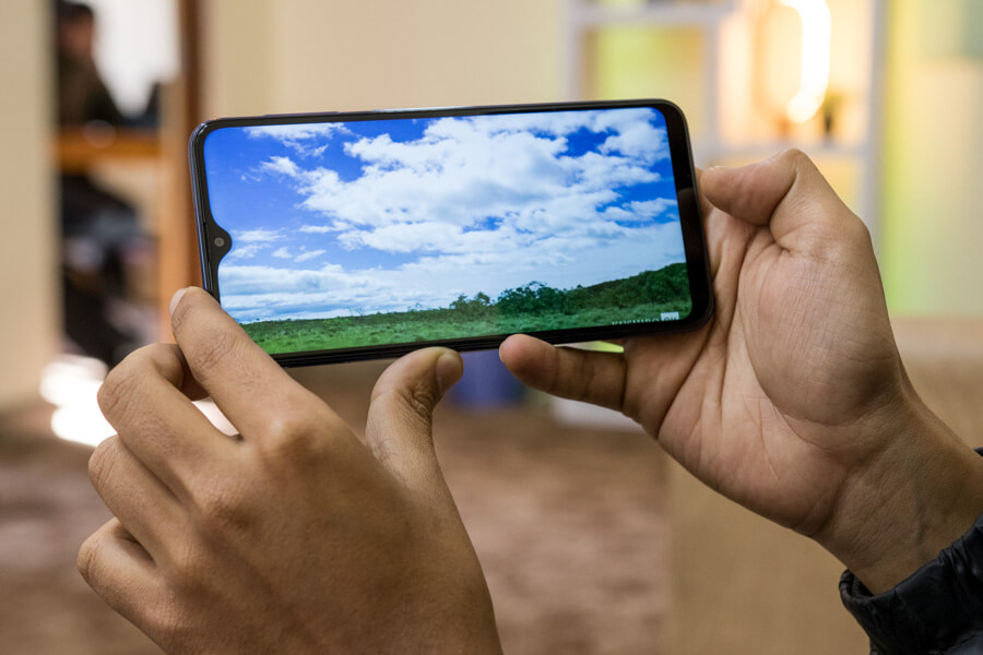 samsung galaxy m10 display