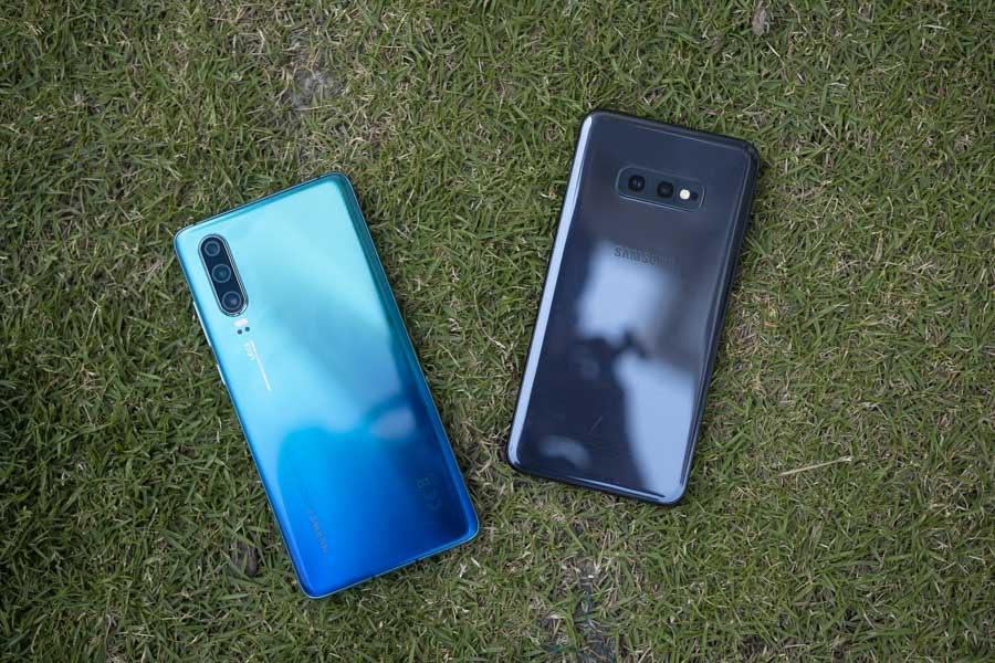 samsung galaxy s10e vs huawei p30 design