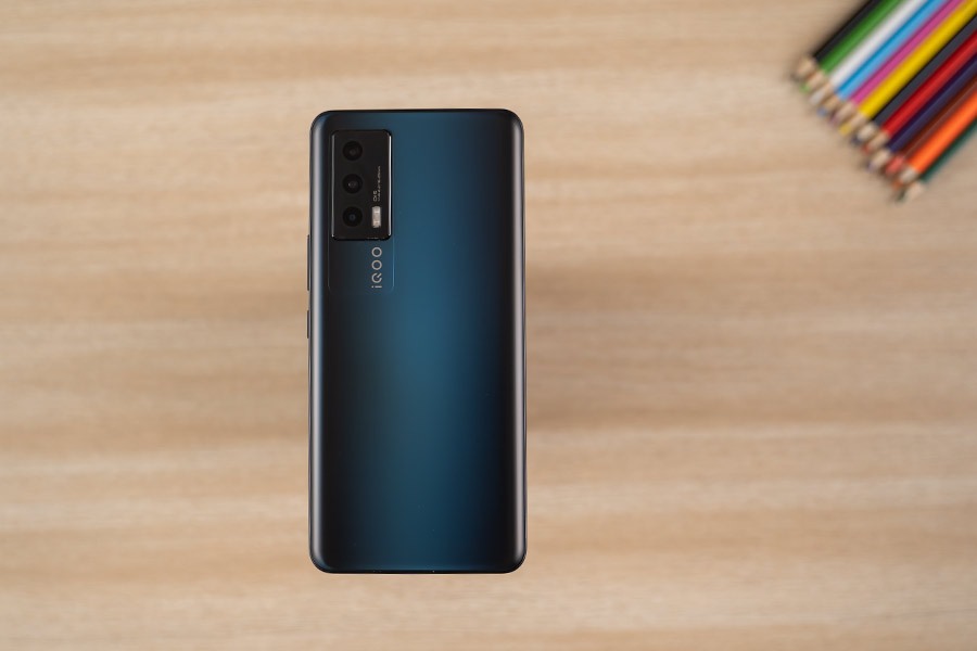 iQOO 7 - Design 2