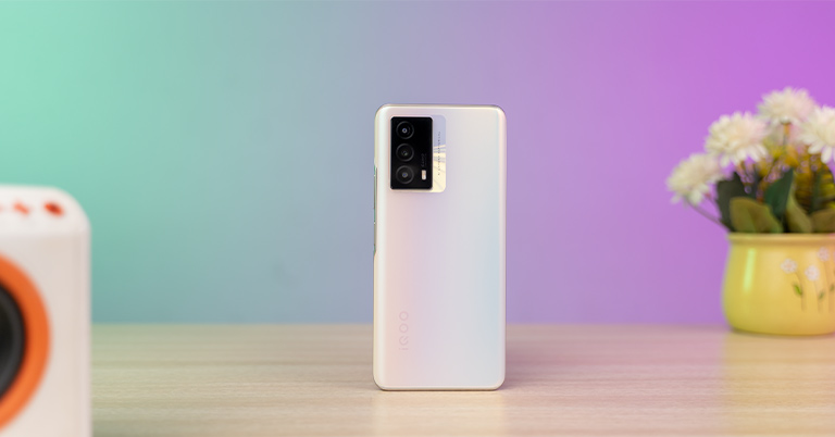 iQOO Z5 Review: No OLED, No Party