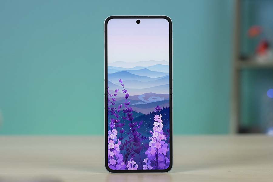 Samsung Galaxy Z Flip 6 display