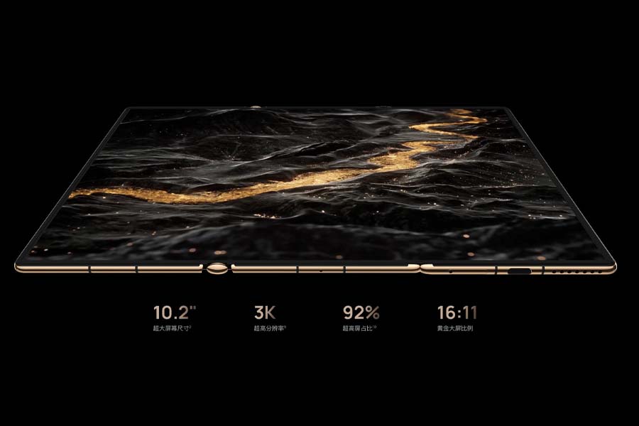 Huawei Mate XT Display