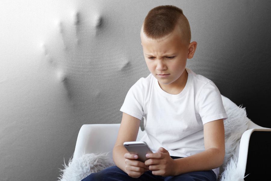increasing frustration in child due to smartphone use