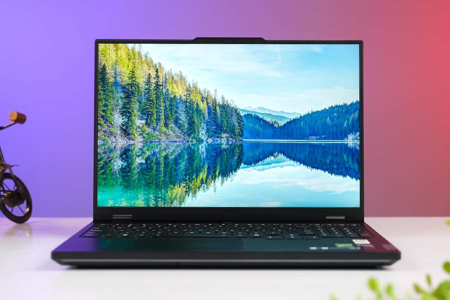 Lenovo Legion Pro 7i Gen 9 Review - display