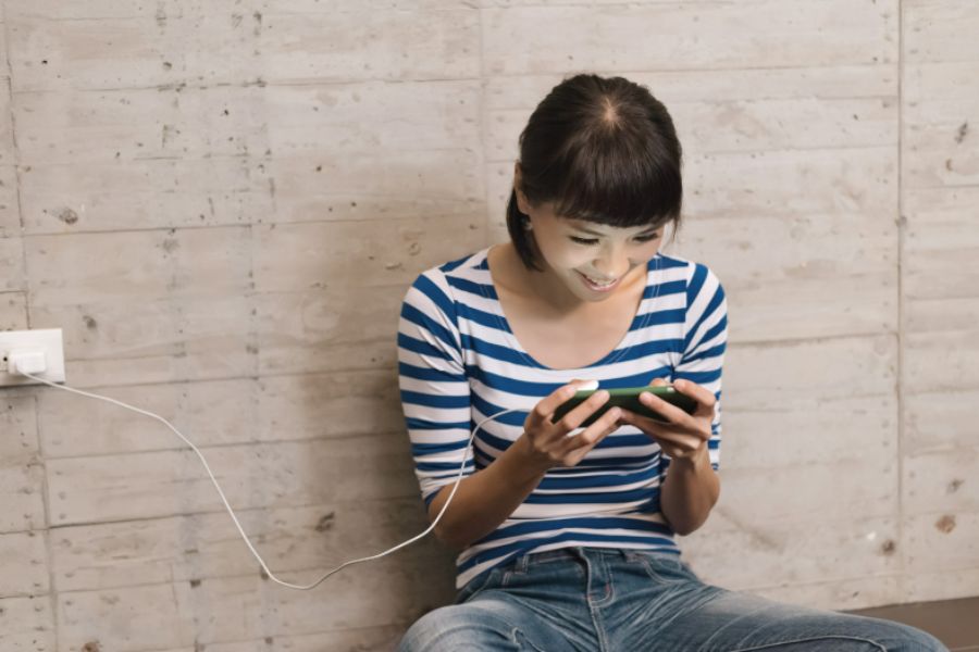 using phone while charging damages battery myth