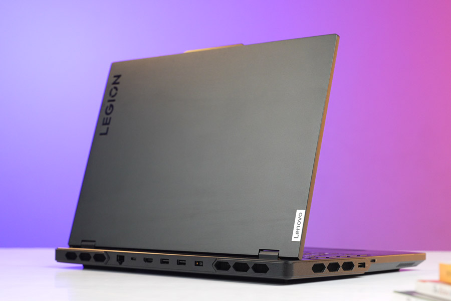 Lenovo Legion Pro 7i Gen 9 Review - design