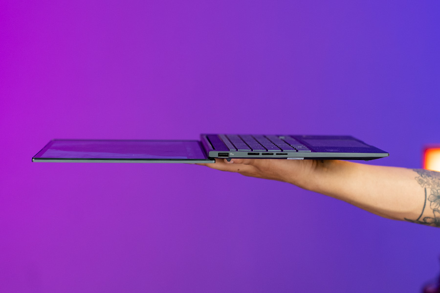 Asus Zenbook Q415MA Review - Hinge