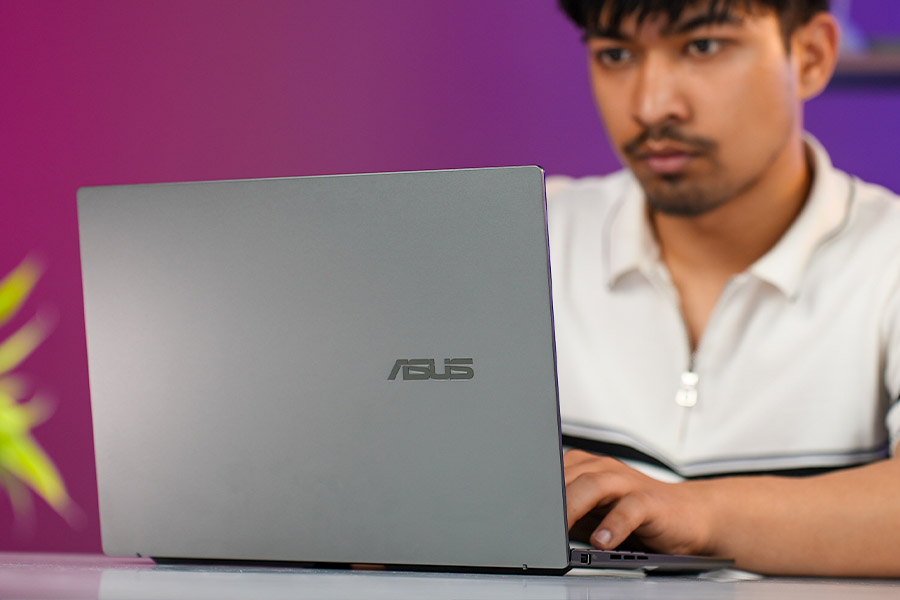 Asus Zenbook Q415MA Review - Casual