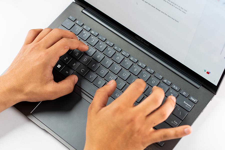 Asus Zenbook Q415MA Review - Typing