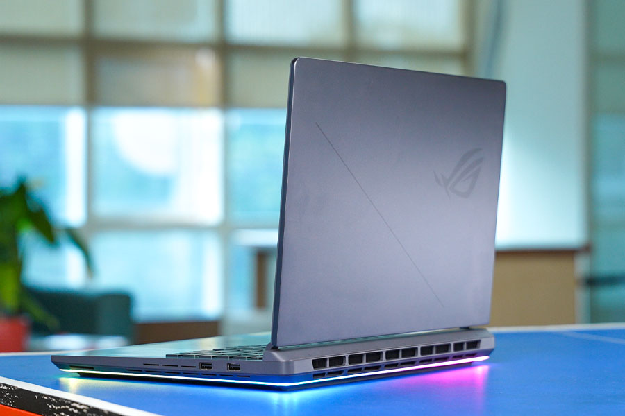 Asus ROG Strix G16 (2025) - Design 1