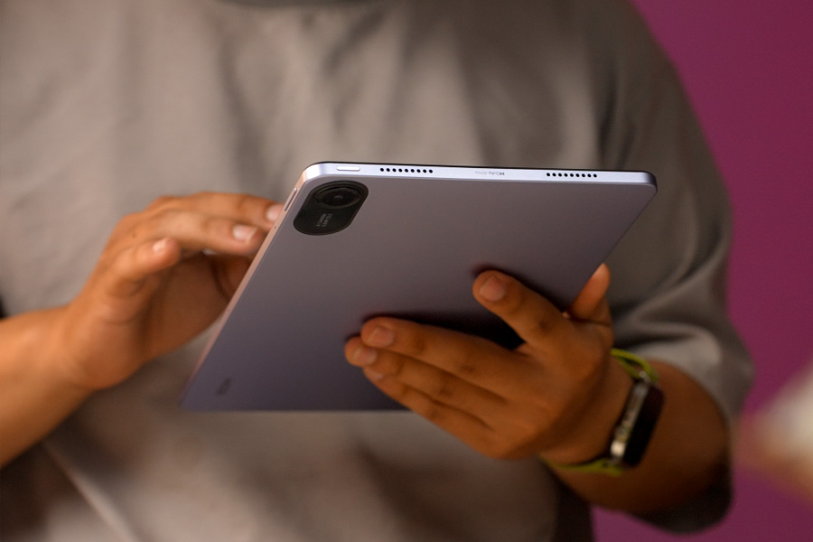 Redmi Pad 2 - In hand