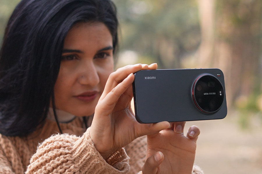 Xiaomi 17 Ultra using camera