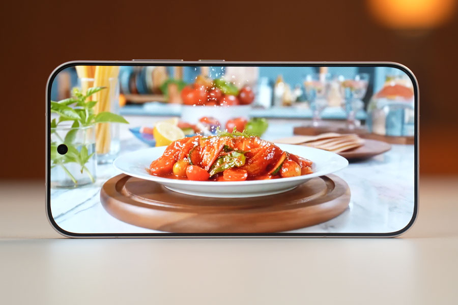 Xiaomi 17 watching videos about food