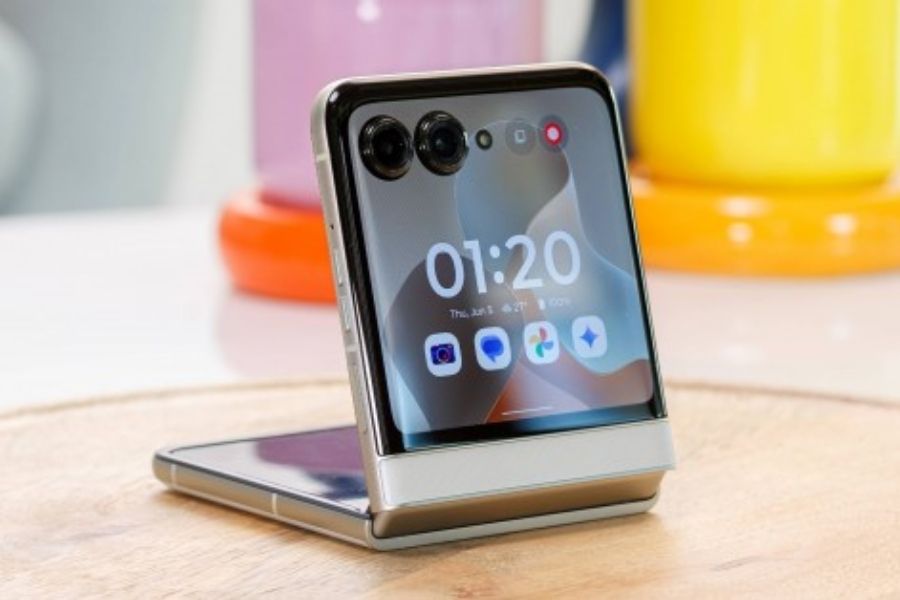 Moto Razr 70 series design and display