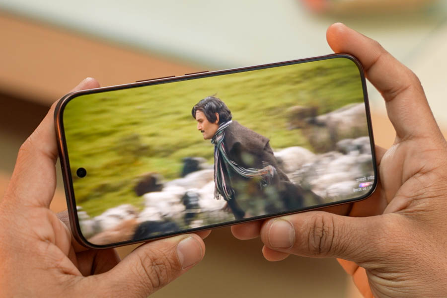 Vivo-v70-movie-watching