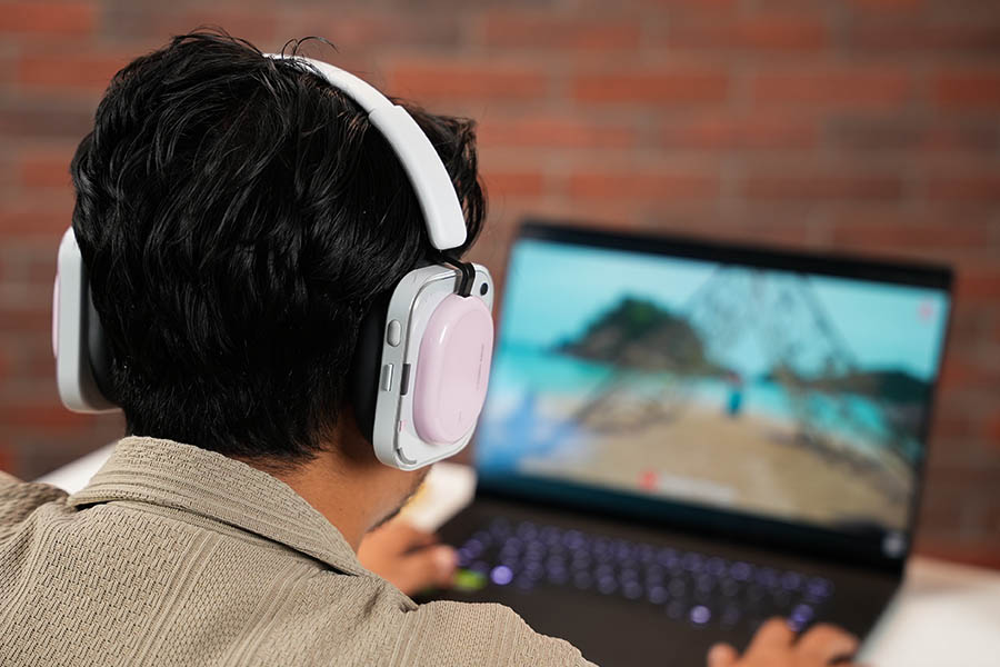 Wearing the Nothing Headphone (a)