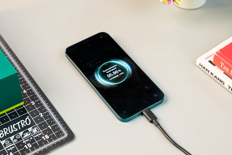 Realme-GT-8-Pro-Charging