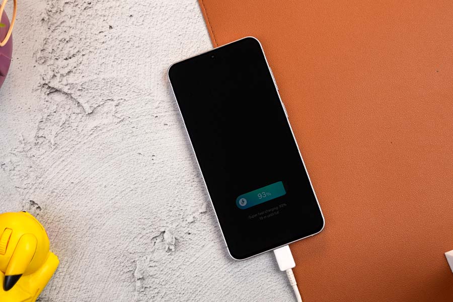 Galaxy-S26-FE-Charging