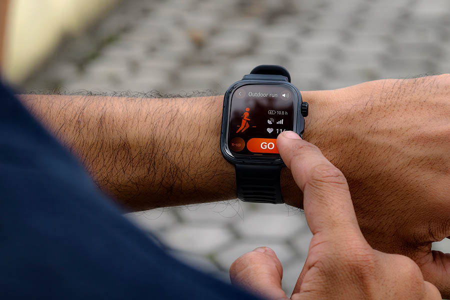 Huawei-Watch-Fit-5-Pro-outdoor-workout