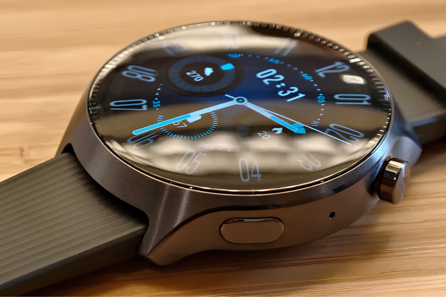 Moto Watch Ultra design and display