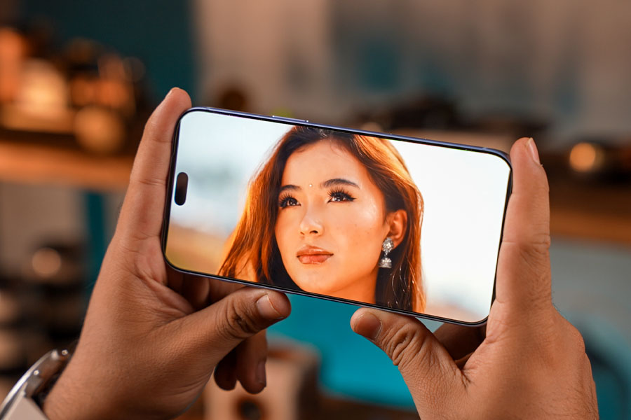 iPhone-18-Pro-Max-Speaker-Watching-Music-Video
