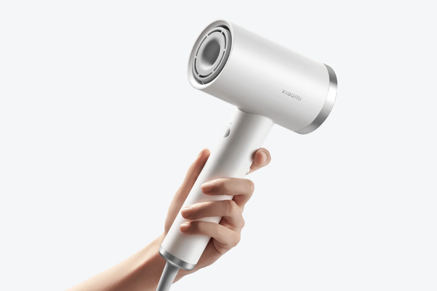 Compact and lightweight, the Xiaomi High-speed Ionic Hair Dryer weighs 400 grams